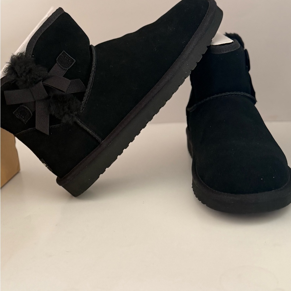 Koolaburra  by Ugg Victoria Cozy Suede Black Ankle Booties with Bow  Size 10